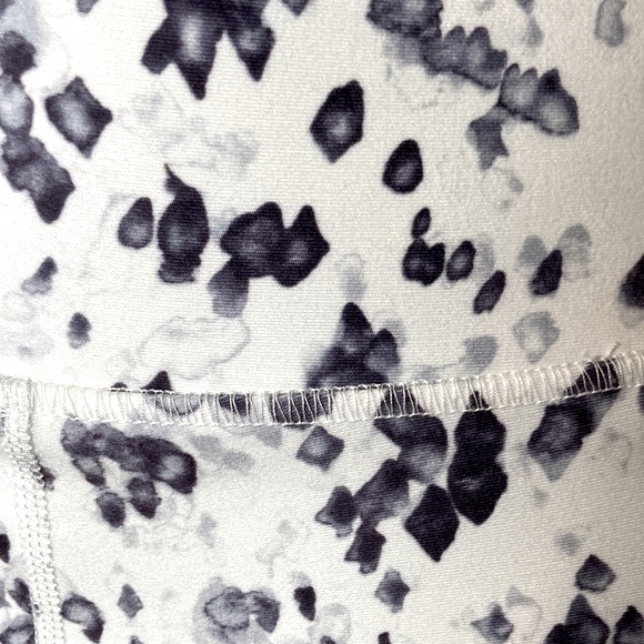 Balance Collection High Waisted Leggings with Pockets - Picture 5 of 9